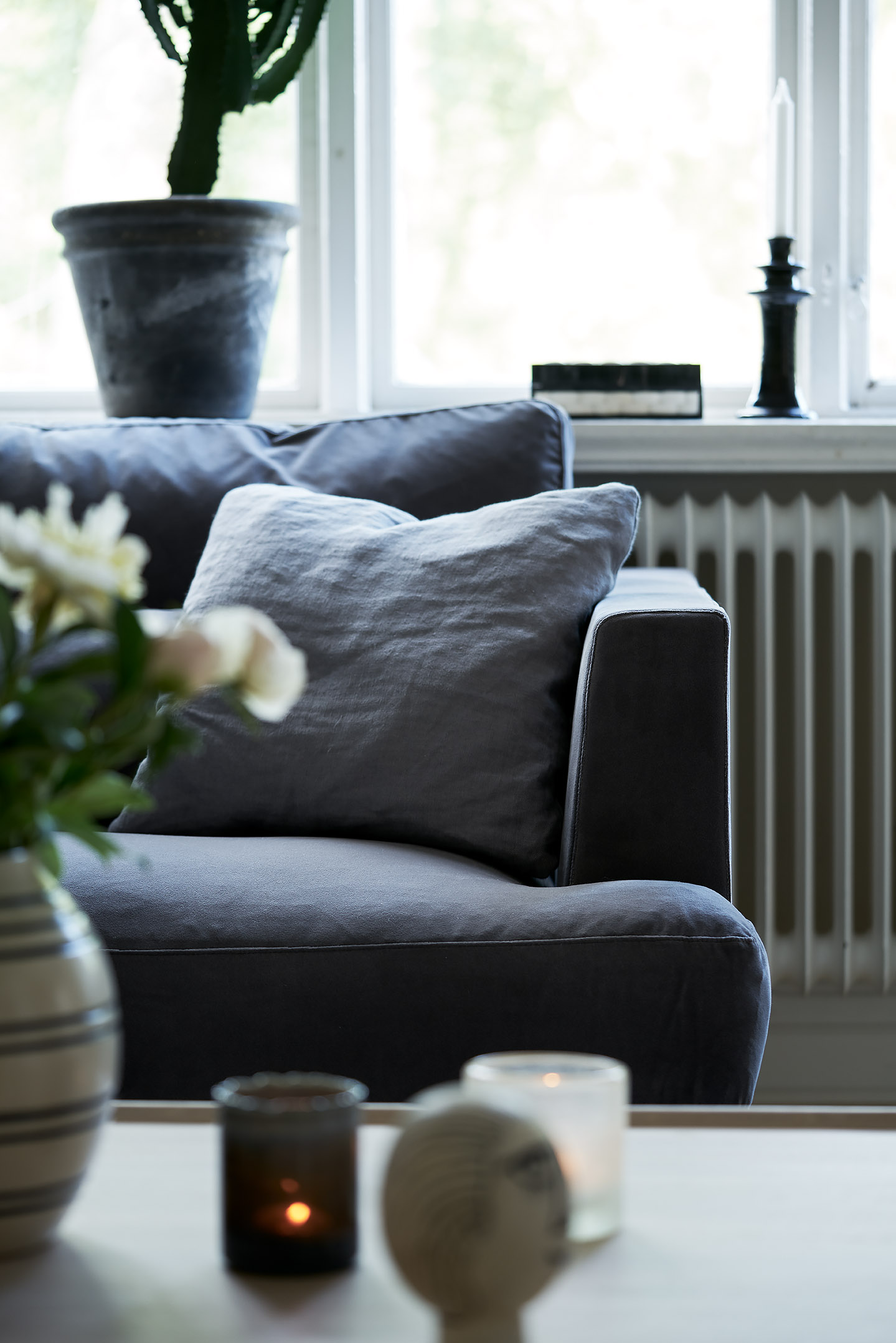 BRANDON_arrangement_armchair_lario2003_dark_grey_3