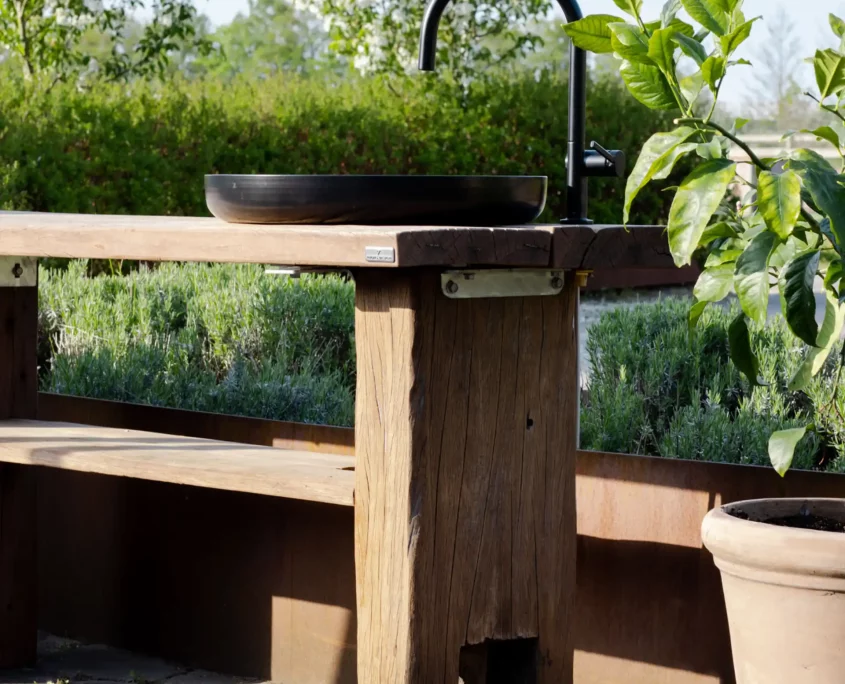 cuisine_exterieur_bois_rustique_avec_evier